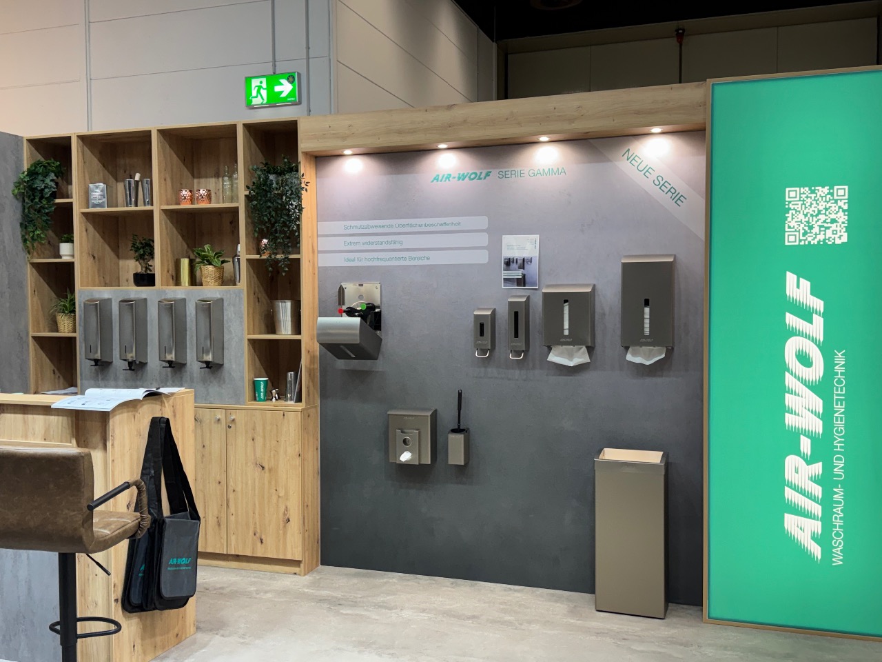 wandaufhängige Spender, Händedesinfektionsspender, Seifenspender, industrielle Armaturen, Ausstellungsdisplay
